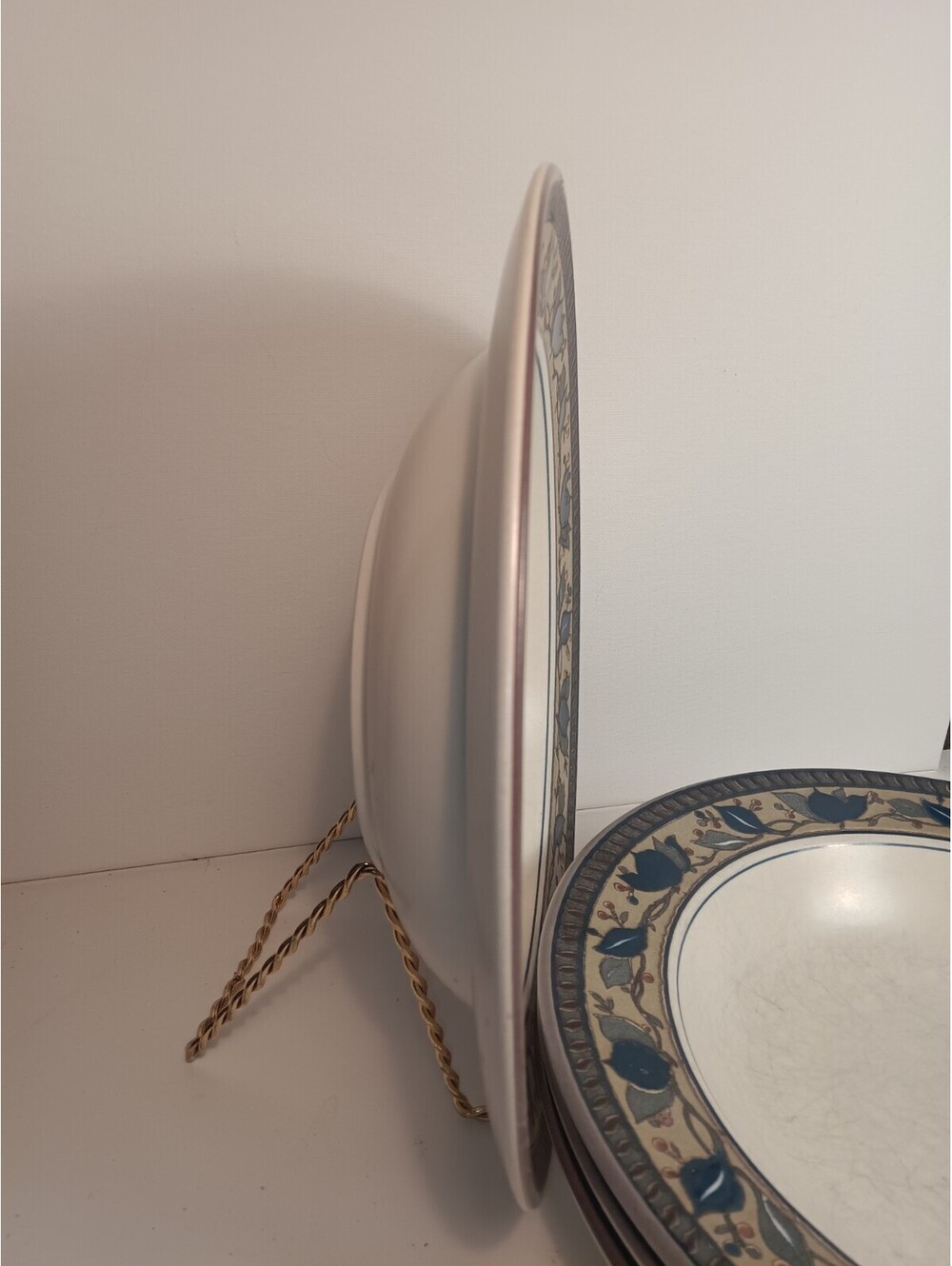 Set of 4 Mikasa Intaglio Arabella Rim Soup Bowls 9.25" Stoneware please read - Picture 2 of 6